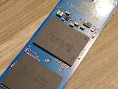 The new Optane 800p SSDs integrate four or eight 3D XPoint memory dies and feature improved read/write speeds. (Source: Anandtech)