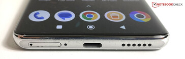 Bottom: SIM slot, microphone, USB-C 2.0, speaker (image source: Manuel Masiero)