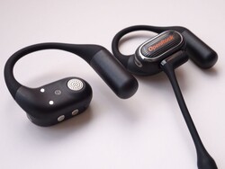 The OneRock Link 20 combines a smoothly sculpted plastic body with silicone-covered titanium-wire ear hooks for comfortable all-day wear. (Image source: Notebookcheck)