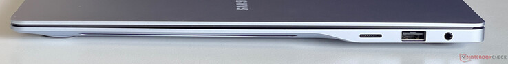 Right: microSD card reader, USB-A 3.2 Gen 1 (5 Gbit/s), 3.5-mm audio