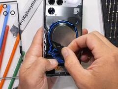 RedMagic 11 Pro active cooling system exposed. (JerryRigEverything on YouTube)