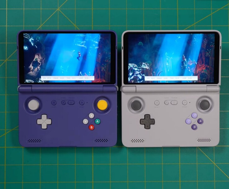 The Retroid Pocket Flip 2 Dimensity 1100 variant (left) beside the original Snapdragon 865 model (right), both running the same game during benchmark testing. (Image source: Retro Game Corps on YouTube)