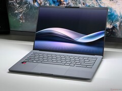 The Asus Zenbook A14, shown in the Iceland Gray colorway, packs a Full HD webcam with IR functionality (Image source: Andreas Osthoff / Notebookcheck)