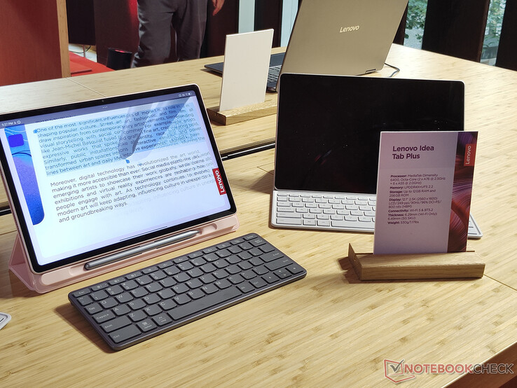 The tablet with accessories (Image source: Notebookcheck)