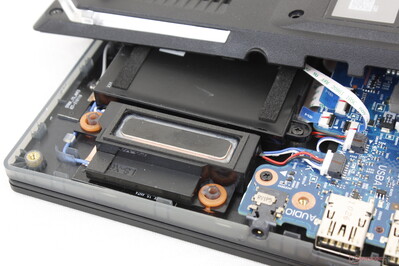 Down-firing 2x 4 W speakers with front-firing 2x 2 W tweeters between the hinges Down-firing 2x 4 W speakers with front-firing 2x 2 W tweeters between the hinges