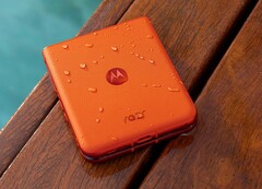 The Razr 50 is IPx8 certified and can be configured with up to 512 GB of storage in China. (Image source: Motorola)