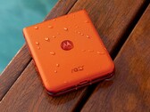 The Razr 50 is IPx8 certified and can be configured with up to 512 GB of storage in China. (Image source: Motorola)