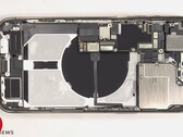 The iPhone 14 Pro Max is not all that easy to repair. (Image source: PBKreviews)