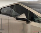 The Cybertruck's stainless steel cant rail could fly off due to adhesive deterioration. (Image source: Notebookcheck)