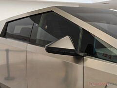 The Cybertruck's stainless steel cant rail could fly off due to adhesive deterioration. (Image source: Notebookcheck)