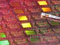 Samsung needs EUV photoresist chemicals in order to manufacture its SoCs, CPUs and memory chips. (Source: Golem.de)