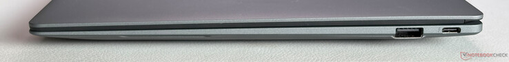 Right: USB-A 3.2 Gen 2 (10 Gbps), USB-C 4.0 w/ Thunderbolt 4 (40 Gbps, DisplayPort 1.4, Power Delivery 3.0)