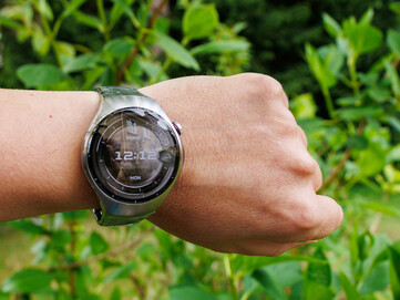 Watch 5 (46 mm) outdoors