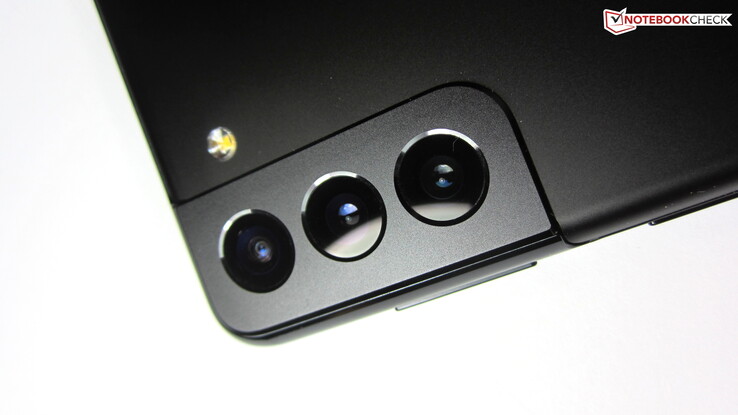 64 MP telephoto lens, 12 MP wideangle camera, 12 MP ultra wideangle camera: The camera setup of the Galaxy S21+.