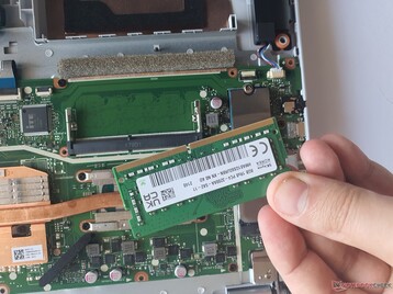 Asus VivoBook 17: Maximum of 40 GB RAM (32 GB SODIMM + 8 GB soldered in)