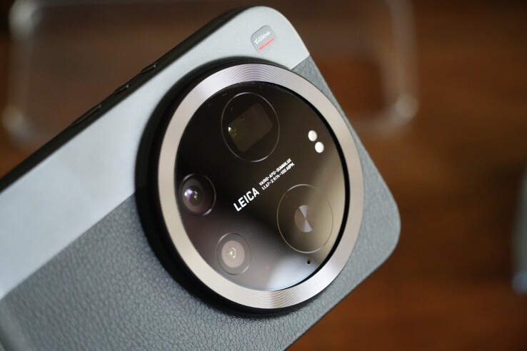The Xiaomi 17 Ultra features a 200 MP telephoto lens