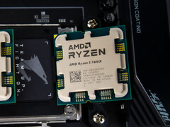 The AMD Ryzen 5 7600X has dropped to a new low price on Amazon. (Image source: Notebookcheck/Sebastian Bade)