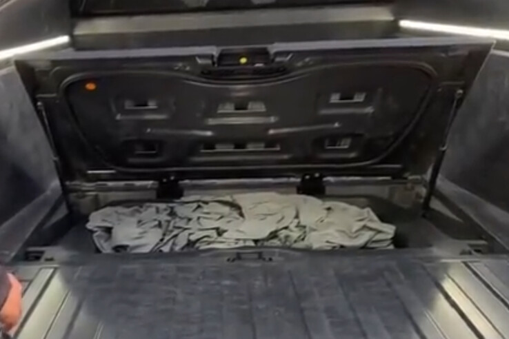 The weather seal for the Cybertruck's under-bed storage is quite far away from the edge of the actual lid — perhaps a consideration to make sure it seals well. (Image source: @DimaZenuik on X)