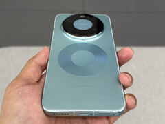 The Huawei Mate 80 Pro Max in its light blue finish. (Image source: fenibook)