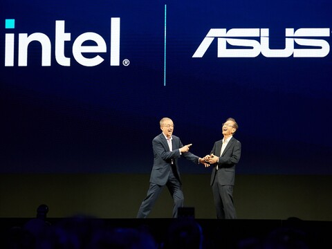 The heads of Intel and Asus laughing at the Computex keynote. (photo: Andreas Sebayang/Notebookcheck.com)