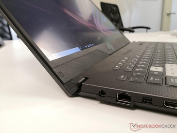17-inch GL704 is visually very similar to the 15-inch GL504
