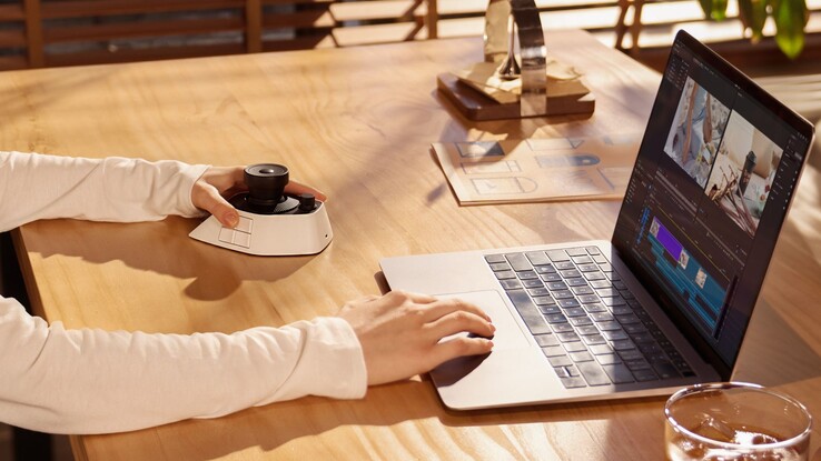 The XPPen Pilot Pro editing console helps video editors work more efficiently.