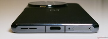 Bottom: Speaker grill, USB 3.2 Gen 1 Type-C, Microphone, SIM tray