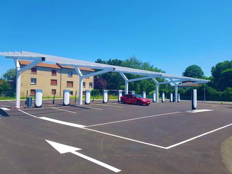 The new Tesla V4 Supercharger station has a dedicated EV trailer pile (image: George Abel)