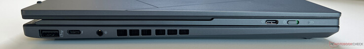 Left: USB-A 3.2 Gen 1 (5 Gbit/s), USB-C 4.0 with Thunderbolt 4 (40 GBit/s, DisplayPort, Power Delivery), 3.5-mm audio, USB-C (to charge the Bluetooth keyboard)