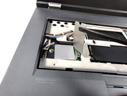 Lenovo ThinkPad P17 G2: Unoccupied WWAN slot below the keyboard