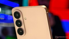 According to a report from Korea, Samsung has confirmed that the Galaxy S27 Ultra will only offer a triple-camera system.