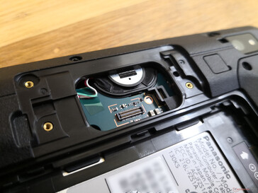 A Philips screwdriver is required to hot swap any attachments