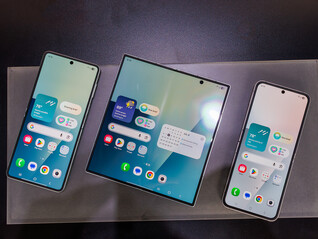 The latest Samsung foldable phones, unfolded, left-to-right: Galaxy Z Flip7, Fold7, and Flip7 FE (Image source: Notebookcheck)