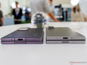 The Galaxy Z Fold6 next to the Honor Magic V2. (Image source: Notebookcheck)