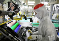 A Samsung display technician working on OLED display equipment. (Image: Samsung)