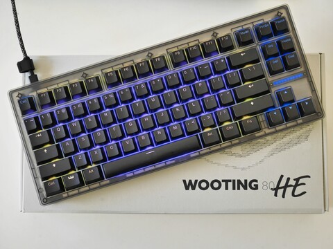 The Wooting 80HE strikes a balance between edgy gamer looks and a more premium aesthetic and feel. (Image source: Julian van der Merwe / Notebookcheck)
