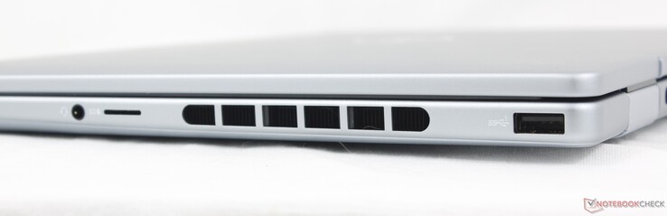 Right: 3.5 mm headset, MicroSD reader, USB-A 3.2 Gen. 1
