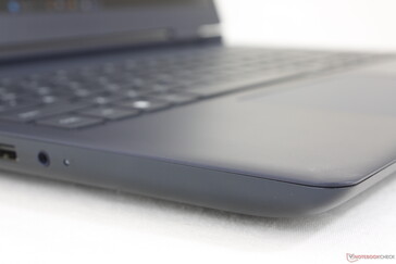 Chassis consists of anodized aluminum for the top and bottom and a magnesium alloy frame for the base