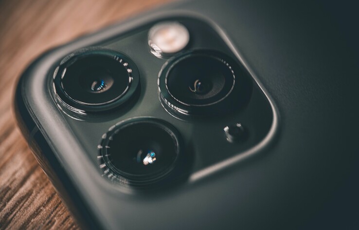 Will smartphones with only six or seven lenses soon be outdated? (Image: Maxim Potkin, Unsplash)