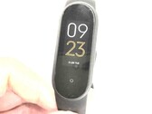 The latest alleged Xiaomi Mi Band 5 live photos show the wearable with a smaller button on the display. (Image source: Weibo)