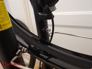 Screwing on the mudguard