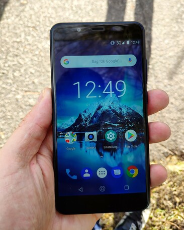 Using the OUKITEL U25 Pro outside in the shade
