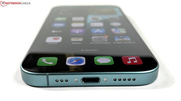 Bottom: Microphone, USB-C 2.0, speakers