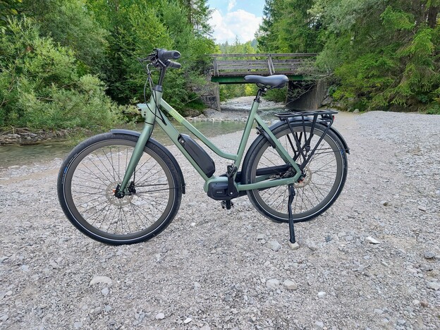The quiet Shimano Steps E5000 motor makes commuting to the office and then back a breeze, with a bit of off-road riding possible as well (Image source: Notebookcheck)