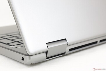 Smooth bright silver outer lid is similar in texture to the XPS series or most other Precision models