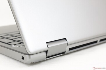 Smooth bright silver outer lid is similar in texture to the XPS series or most other Precision models