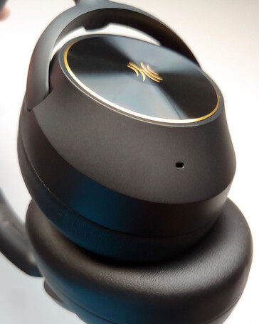 The left earcup is devoid of controls, with only the feedforward noise cancelling microphone visible. (Image source: Notebookcheck)