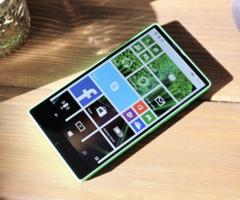 Microsoft's bezel-less Lumia 435 prototype from 2014. (Source: Windows Central)