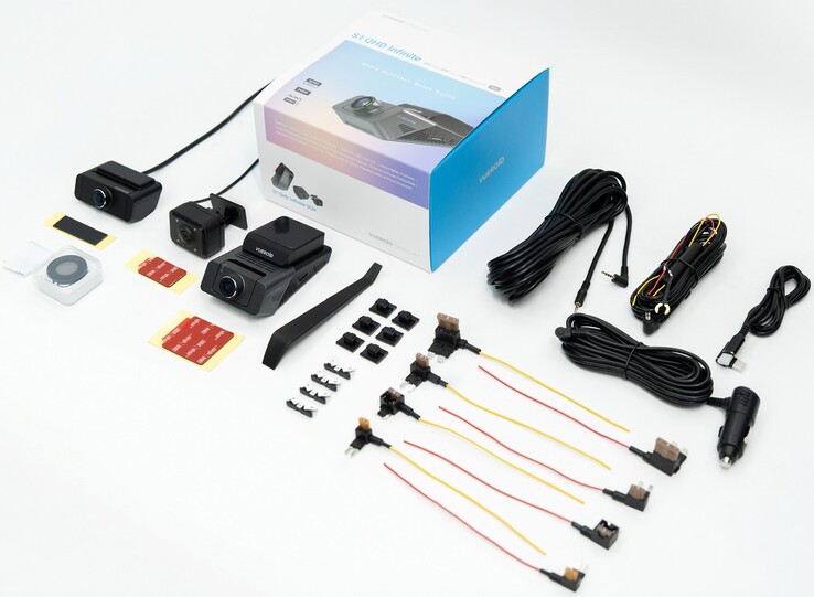 Package contents of the Vueroid S1 QHD three-camera model.