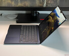 The MacBook Air 13 M3 weighs 1.237 kg (2.73 lbs). (Image source: Notebookcheck)